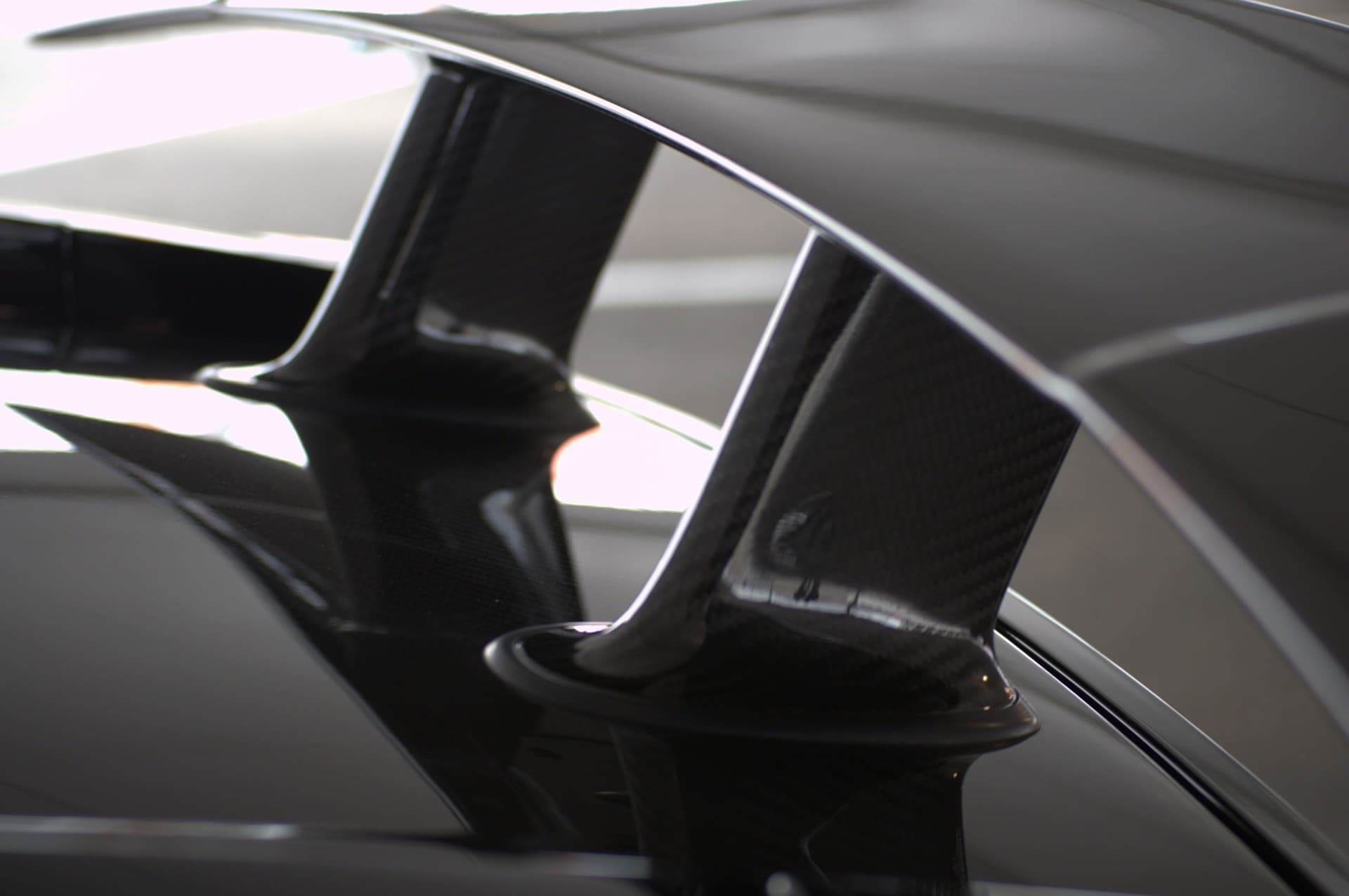 ¿Quieres instalar un alerón o un gancho de remolque en tu coche? ¡Contáctanos!