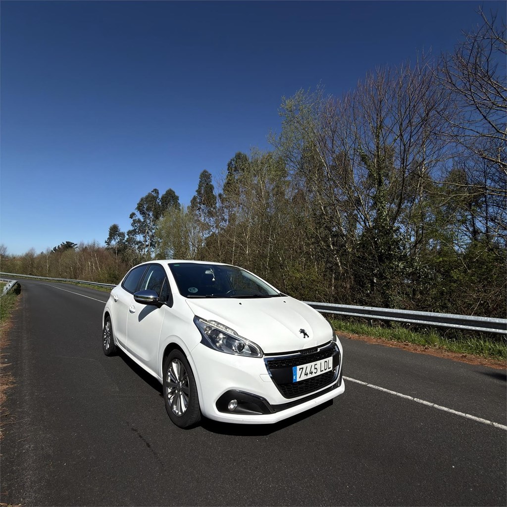 Foto 1 Peugeot 208 1.5 Blue-HDI Signature