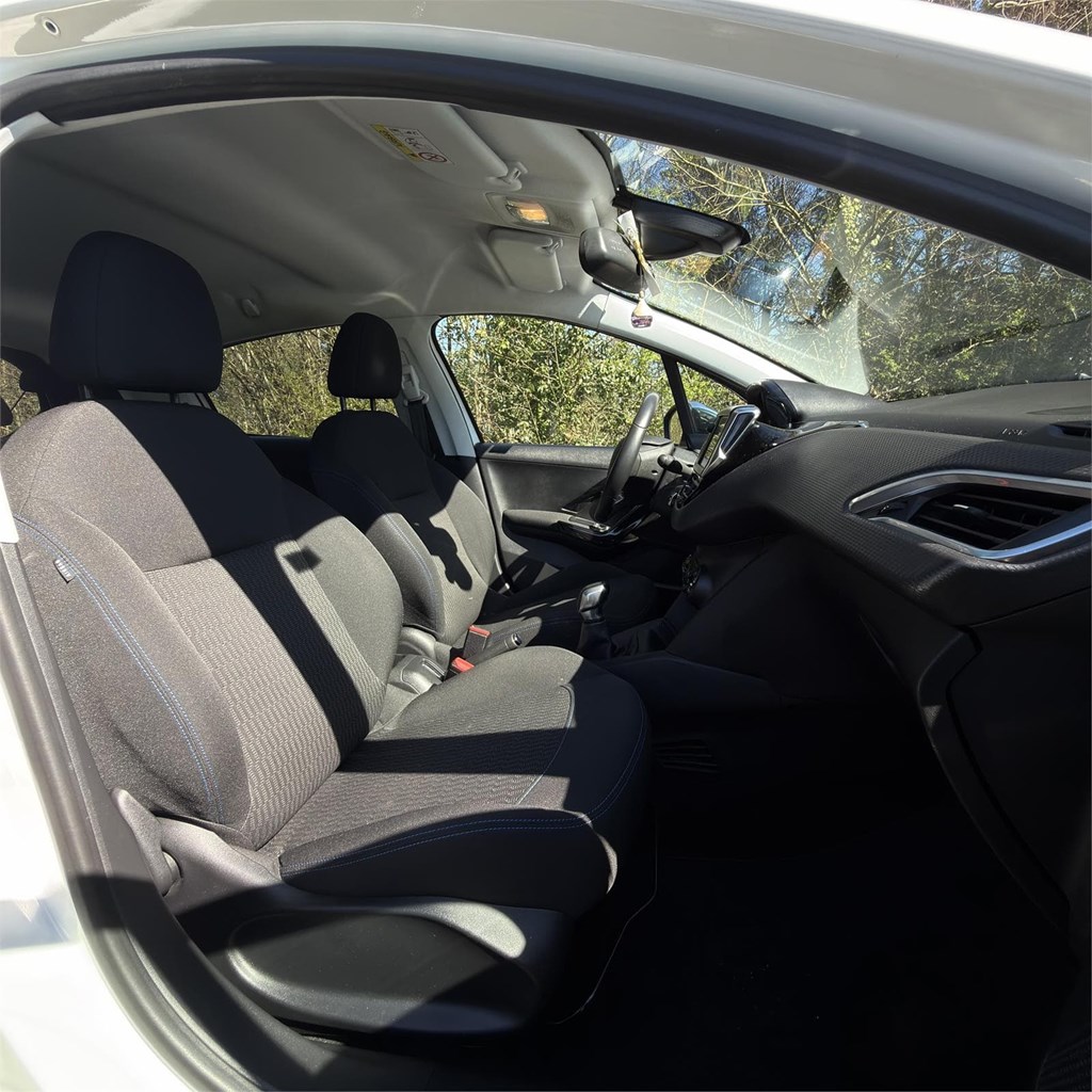 Foto 6 Peugeot 208 1.5 Blue-HDI Signature