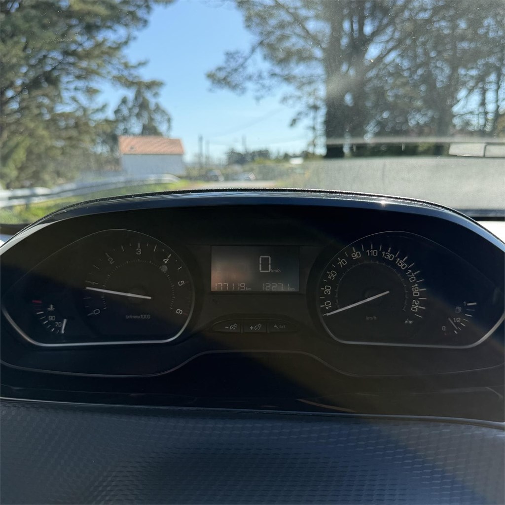 Foto 8 Peugeot 208 1.5 Blue-HDI Signature